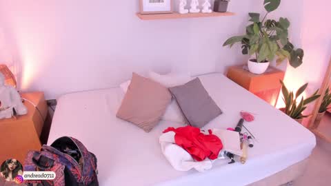 Snapshot of moll1e_ chatting on 02.05.25 M o L l i E online show from 02.05.25