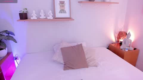 Snapshot of moll1e_ chatting on 02.14.25 M o L l i E online show from 02.14.25