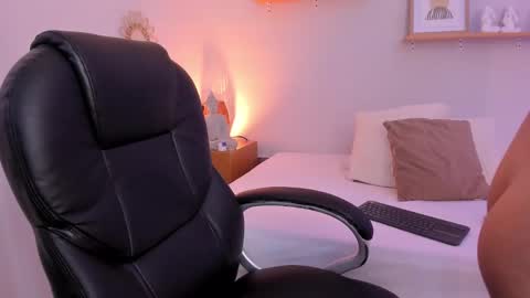 Snapshot of moll1e_ chatting on 02.15.25 M o L l i E online show from 02.15.25