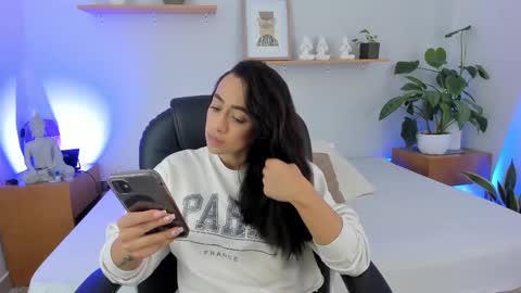 Snapshot of moll1e_ chatting on 02.24.25 M o L l i E online show from 02.24.25