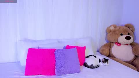 Snapshot of moll1e_ chatting on 06.14.26 M o L l i E online show from 06.14.26