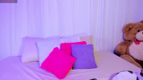Snapshot of moll1e_ chatting on 07.16.26 M o L l i E online show from 07.16.26