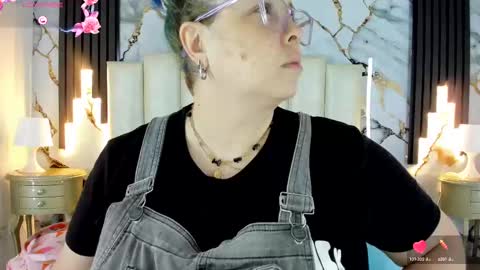 Snapshot of molliebue1 chatting on 10.08.25 Hey Guys Im Mollie online show from 10.08.25