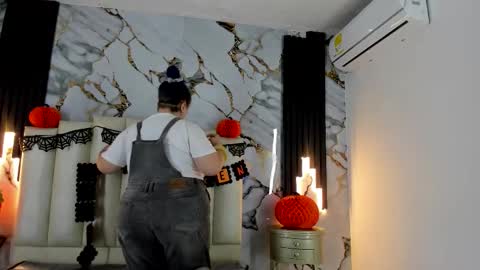 Snapshot of molliebue1 chatting on 10.29.25 Hey Guys Im Mollie online show from 10.29.25