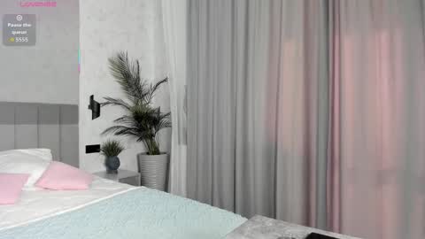 Snapshot of molly_555 chatting on 10.21.25 Sima online show from 10.21.25