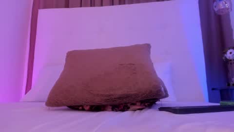 Snapshot of molly_beckers chatting on 10.15.25 online show from 10.15.25