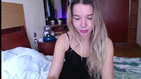 Snapshot of molly_bell chatting on 04.24.26 Molly online show from 04.24.26