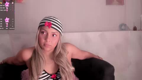 Snapshot of molly_logan chatting on 10.10.25 molly_logan online show from 10.10.25