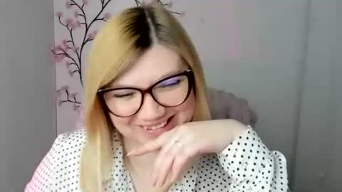 Snapshot of molly_moree chatting on 04.27.26 Molly online show from 04.27.26