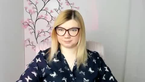 Snapshot of molly_moree chatting on 04.29.26 Molly online show from 04.29.26