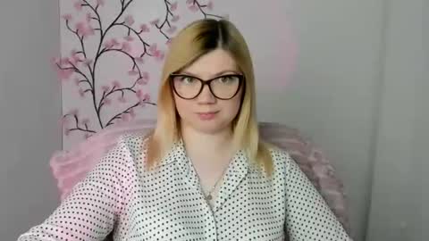Snapshot of molly_moree chatting on 05.12.26 Molly online show from 05.12.26