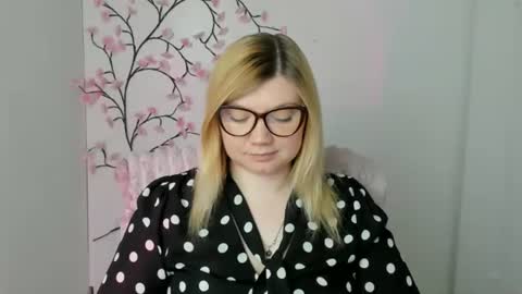 Snapshot of molly_moree chatting on 05.17.26 Molly online show from 05.17.26