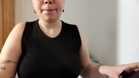 Snapshot of molly_popp chatting on 10.21.25 Molly Pop online show from 10.21.25