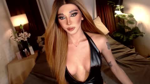 Snapshot of mollycummers chatting on 10.26.25 Molly online show from 10.26.25