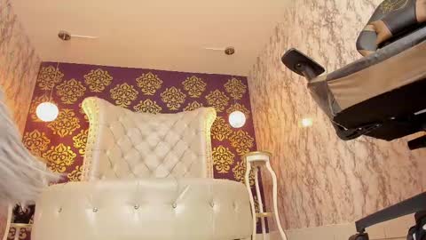 Molly Evanss online show from 02.12.25