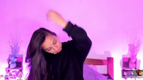 Snapshot of mollylewis18 chatting on 01.10.25 New girl Emily Valentina Michelle online show from 01.10.25