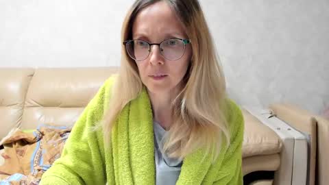 Snapshot of mollystory chatting on 02.10.25 AngelMomm online show from 02.10.25