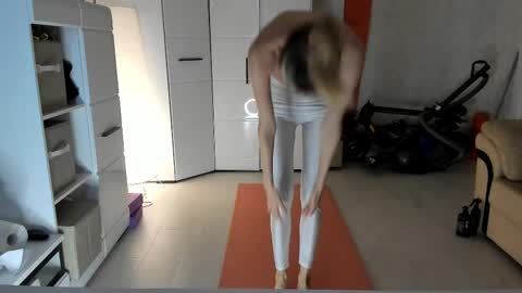 Snapshot of mollystory chatting on 03.09.25 AngelMomm online show from 03.09.25