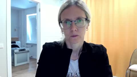 Snapshot of mollystory chatting on 10.12.25 AngelMomm online show from 10.12.25