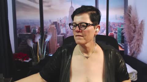 Snapshot of mollysun chatting on 10.20.25 MollySun Nina Randmann online show from 10.20.25