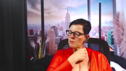 Snapshot of mollysun chatting on 10.27.25 MollySun Nina Randmann online show from 10.27.25