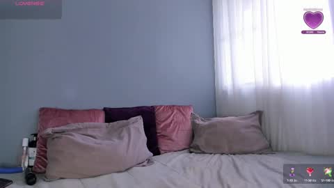 Snapshot of mollyybloom chatting on 10.05.25 Molly online show from 10.05.25