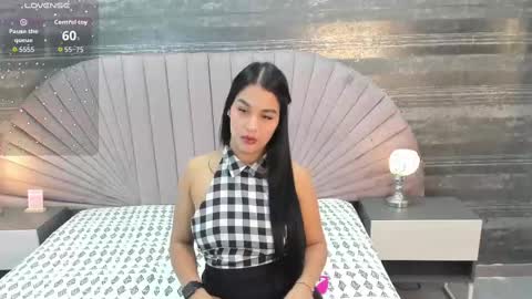 Snapshot of molyboston chatting on 10.09.25 Moly Boston online show from 10.09.25