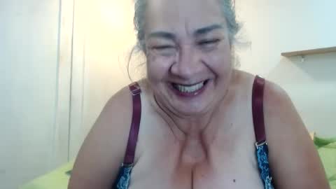 Snapshot of mom_is_wet chatting on 12.26.24 nativa online show from 12.26.24