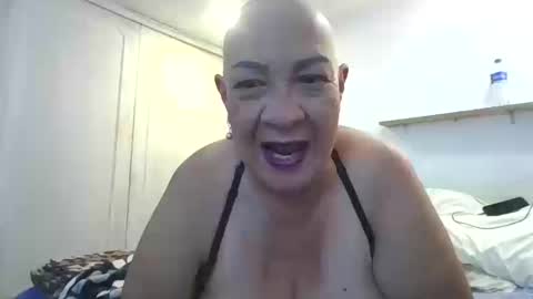 Snapshot of mom_is_wet chatting on 10.15.25 nativa online show from 10.15.25