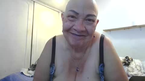 Snapshot of mom_is_wet chatting on 10.31.25 nativa online show from 10.31.25