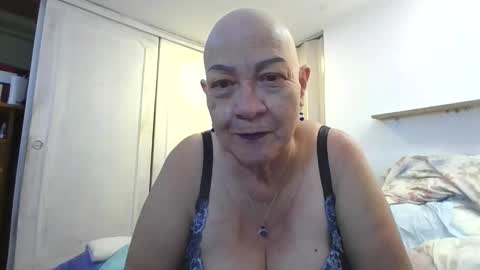 Snapshot of mom_is_wet chatting on 11.03.25 nativa online show from 11.03.25