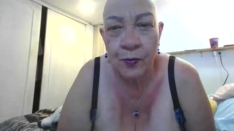 Snapshot of mom_is_wet chatting on 11.11.25 nativa online show from 11.11.25