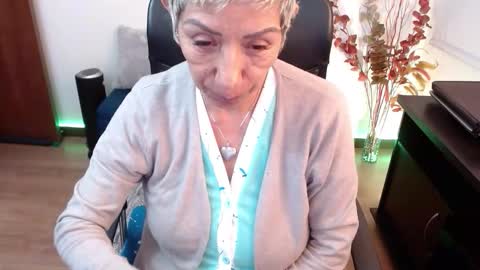 Snapshot of momdevora chatting on 11.06.25 Devora online show from 11.06.25