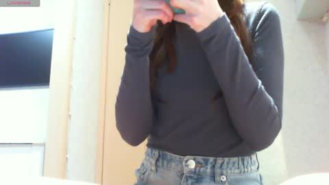 Snapshot of momentbeforedown chatting on 03.25.26 Hailey online show from 03.25.26
