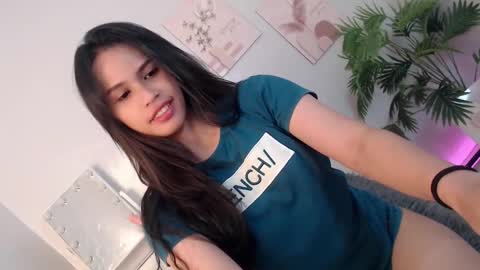 Snapshot of momi_khem019 chatting on 10.19.25 MOMIKHEM online show from 10.19.25