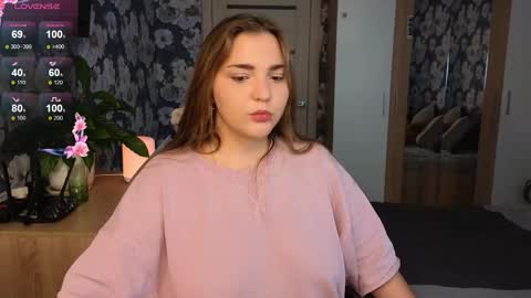 Snapshot of momiji_i chatting on 10.02.25 Leah online show from 10.02.25