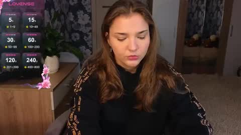 Snapshot of momiji_i chatting on 10.05.25 Leah online show from 10.05.25