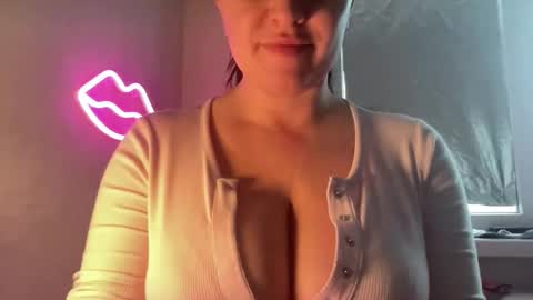 Snapshot of momiyaa chatting on 01.08.26 Rihanna online show from 01.08.26