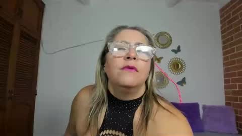Snapshot of mommy_boobs_ chatting on 01.12.25 Maja online show from 01.12.25