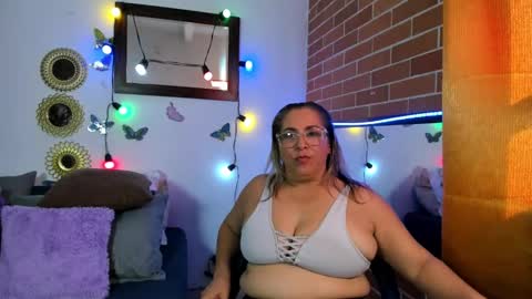 Snapshot of mommy_boobs_ chatting on 02.22.25 Maja online show from 02.22.25