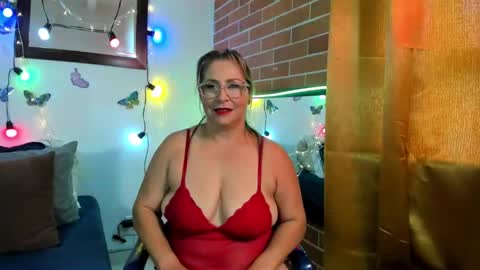 Snapshot of mommy_boobs_ chatting on 03.01.25 Maja online show from 03.01.25