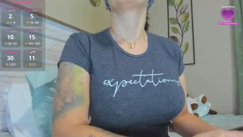 Snapshot of mommyfuckmilf_ chatting on 10.24.25 Anny online show from 10.24.25