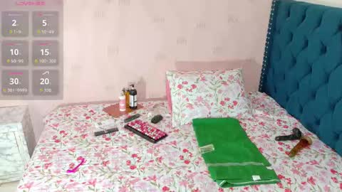 Snapshot of mommywebcam chatting on 10.21.25 DINAH online show from 10.21.25