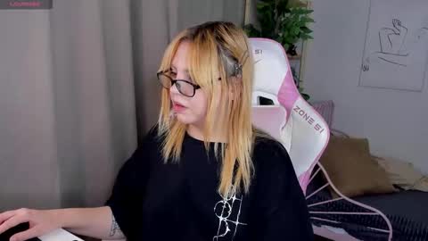 Snapshot of mon1ca_jones chatting on 10.20.25 mon1ca_jones online show from 10.20.25