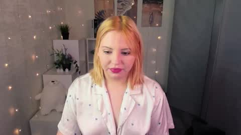 Snapshot of mon1ca_jones chatting on 10.27.25 mon1ca_jones online show from 10.27.25