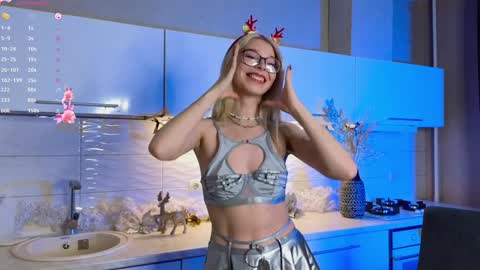 Snapshot of monahase chatting on 12.24.24 Mona online show from 12.24.24