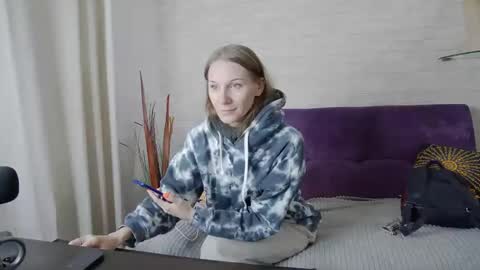 Snapshot of monasmiless chatting on 12.10.24 Mona online show from 12.10.24