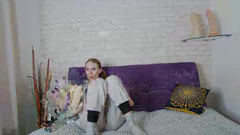 Snapshot of monasmiless chatting on 12.12.24 Mona online show from 12.12.24