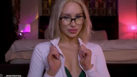 Snapshot of moneyfesting chatting on 10.16.25 Angelina online show from 10.16.25