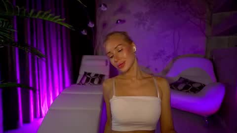 Snapshot of moneyfesting chatting on 11.07.25 Angelina online show from 11.07.25